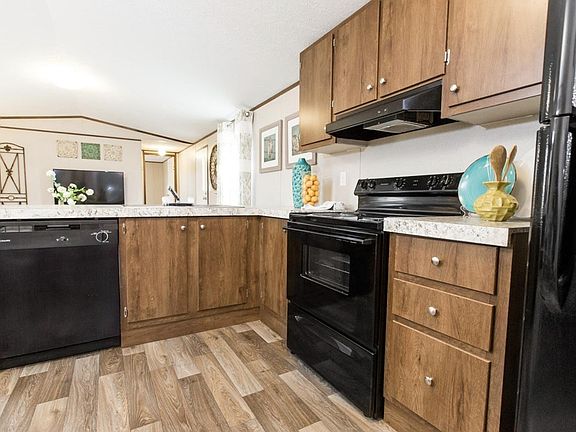 5th image of 100 Lilac Ln