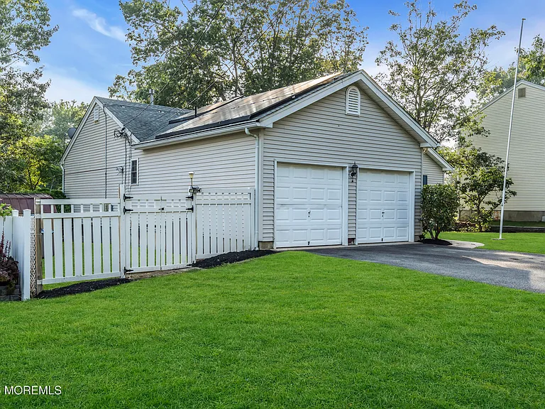 220 Middie Ln — Photo 3