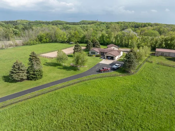 6039 Shannon Rd, Hartford, WI 53027