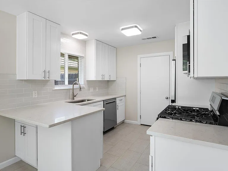 1100 Red Cliff Dr — Photo 20