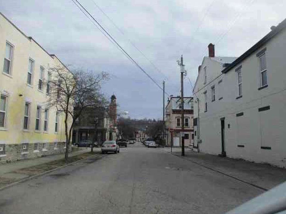 2nd image of 211 E 17th St