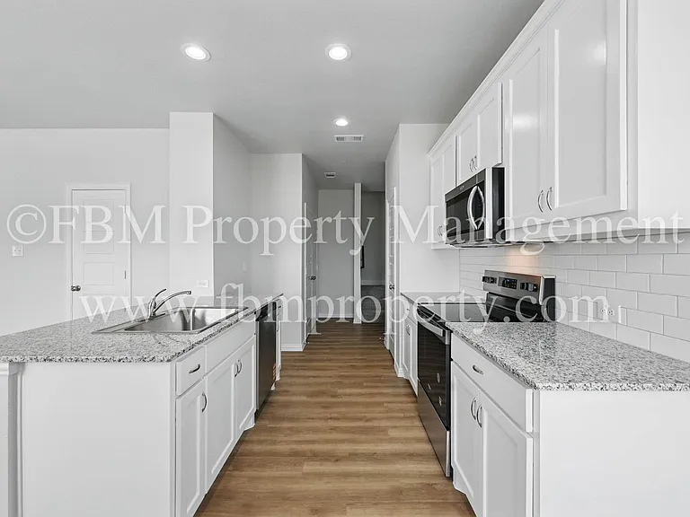 2121 Luna Dr — Photo 8