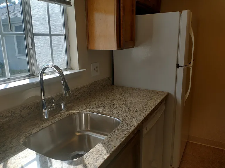 64 Peters Ave — Photo 7
