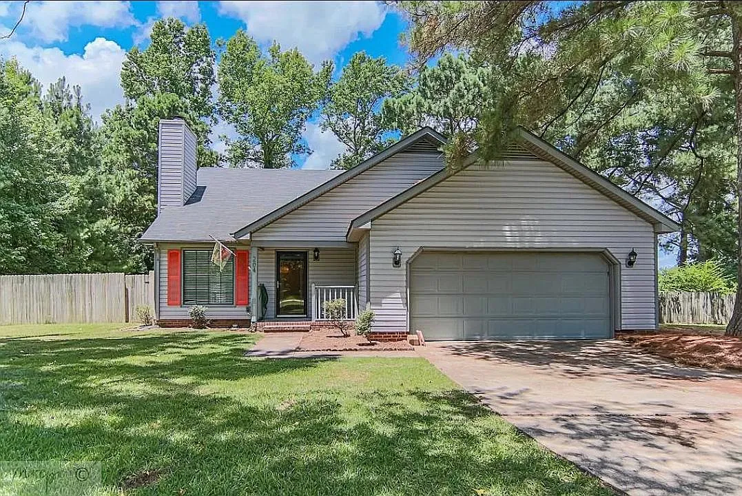 3 bed, 1252 sqft, $1,600 — Photo 1
