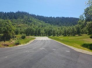 165 Whitaker Ln, Grants Pass, OR 97527