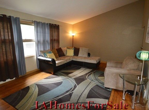Large Living Room, Opens up to Dining Room