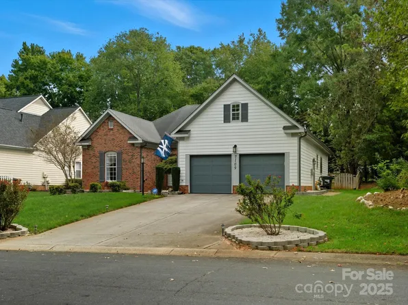 7109 Scuppernong Ct, Charlotte, NC 28215