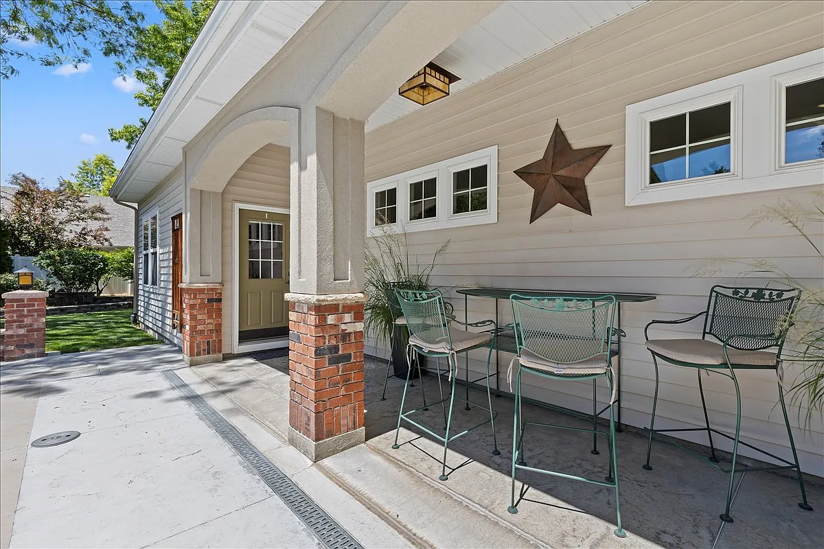 Studio, 700 sqft, $1,850 — Photo 3
