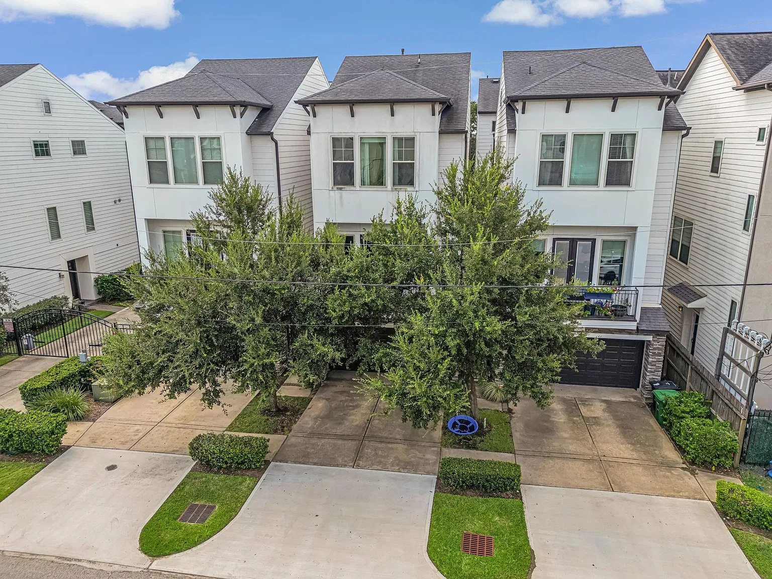 3 bed, 3.5 bath, 2154 sqft, $3,300 — Photo 1