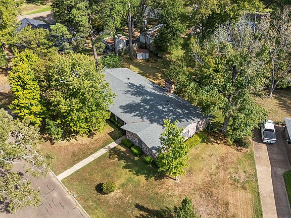 2nd image of 14 Regency Dr