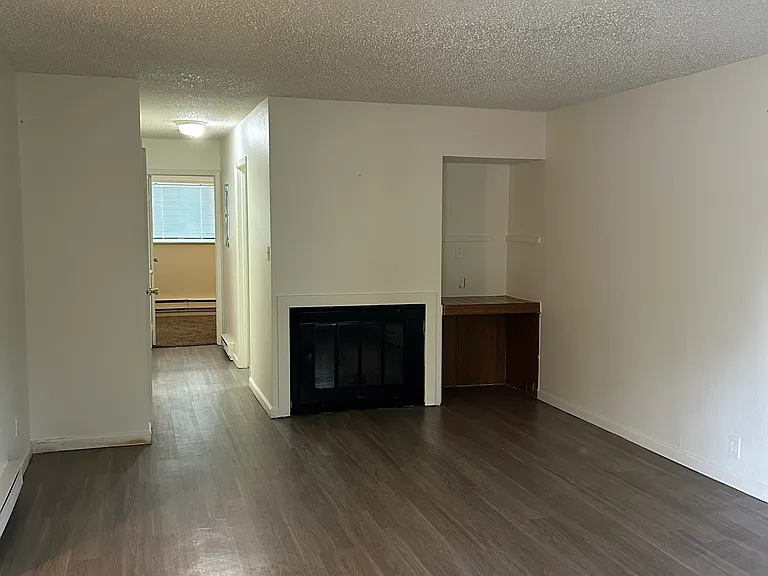 2-Bedroom Unit
Living Room