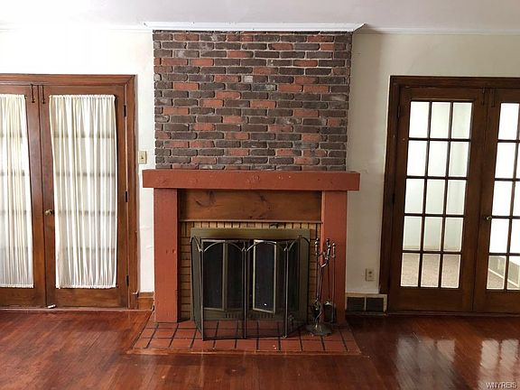 4th image of 425 Winspear Ave