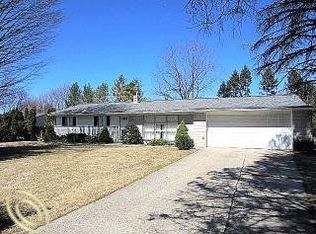 1883 Meadow Ridge Dr, Commerce Township, MI 48390