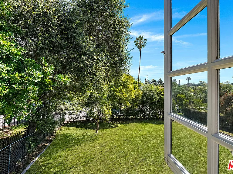 2441 Glendower Ave — Photo 25