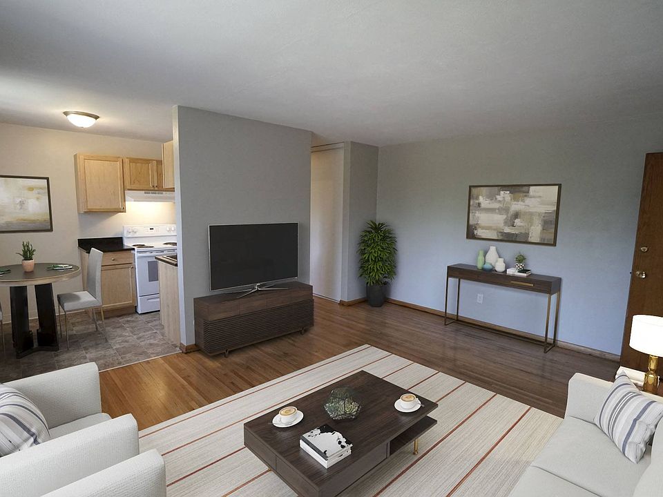 Como Lake Estates Living Room