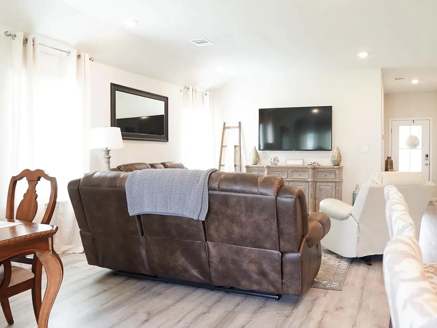 4 bed, 1820 sqft, $2,349 — Photo 4
