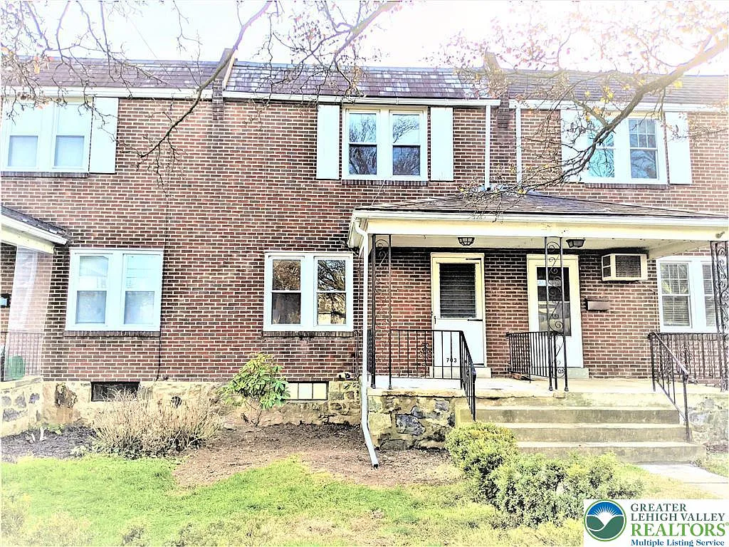 3 bed, 1080 sqft, $1,900 — Photo 1