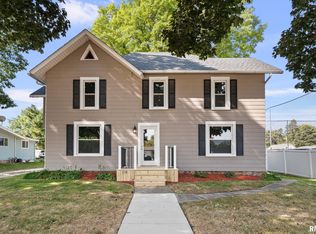 118 S 1st St, Long Grove, IA 52756