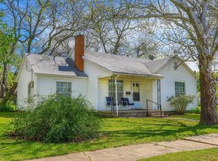 904 N Howeth St, Gainesville, TX 76240