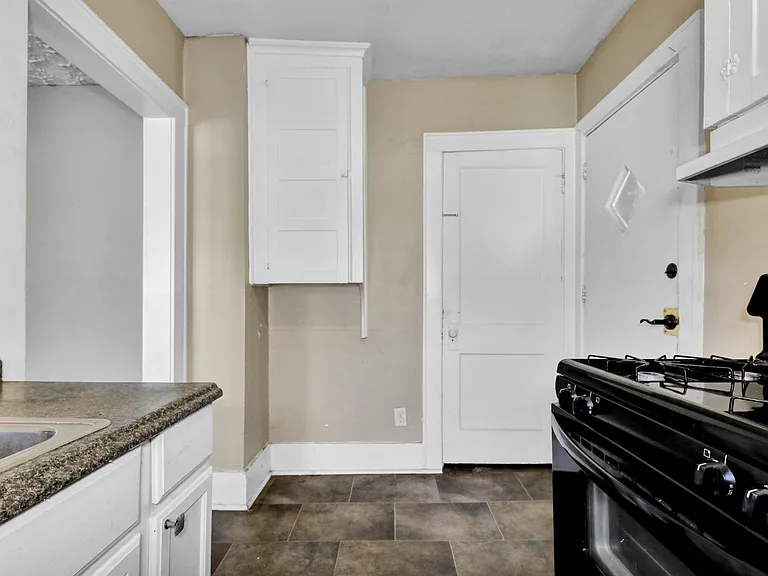 1206 Leslie St — Photo 6