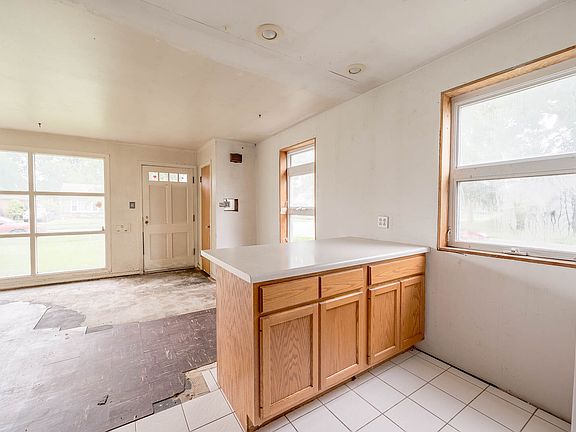 3rd image of 2141 Spruce Rd