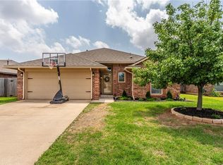 508 SW 44th St, Moore, OK 73160