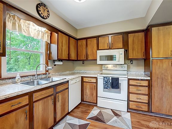 5th image of 3580 Roselawn Dr