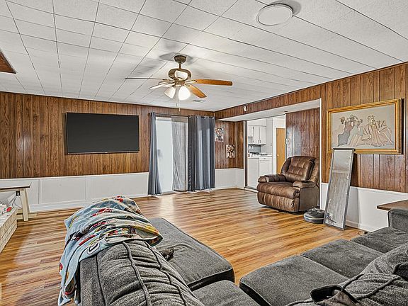 5th image of 910 N Garden Dr