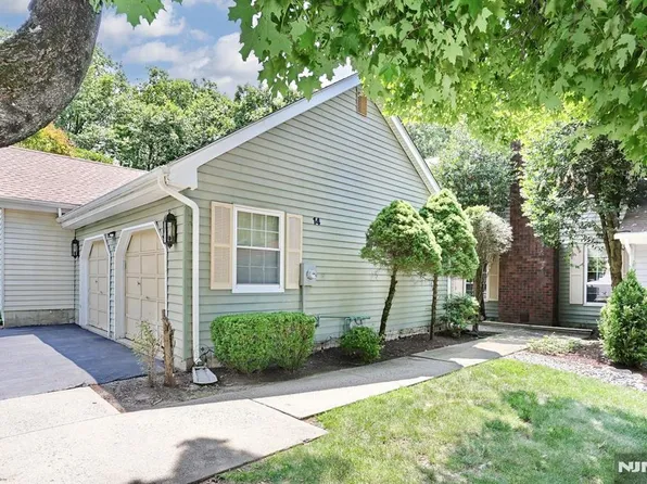 14 Birdseye Cir, Wayne, NJ 07470