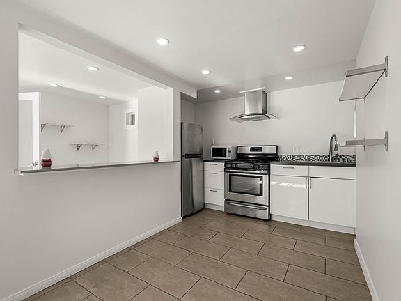 2nd image of 931 N Gardner St #E085bc8d6