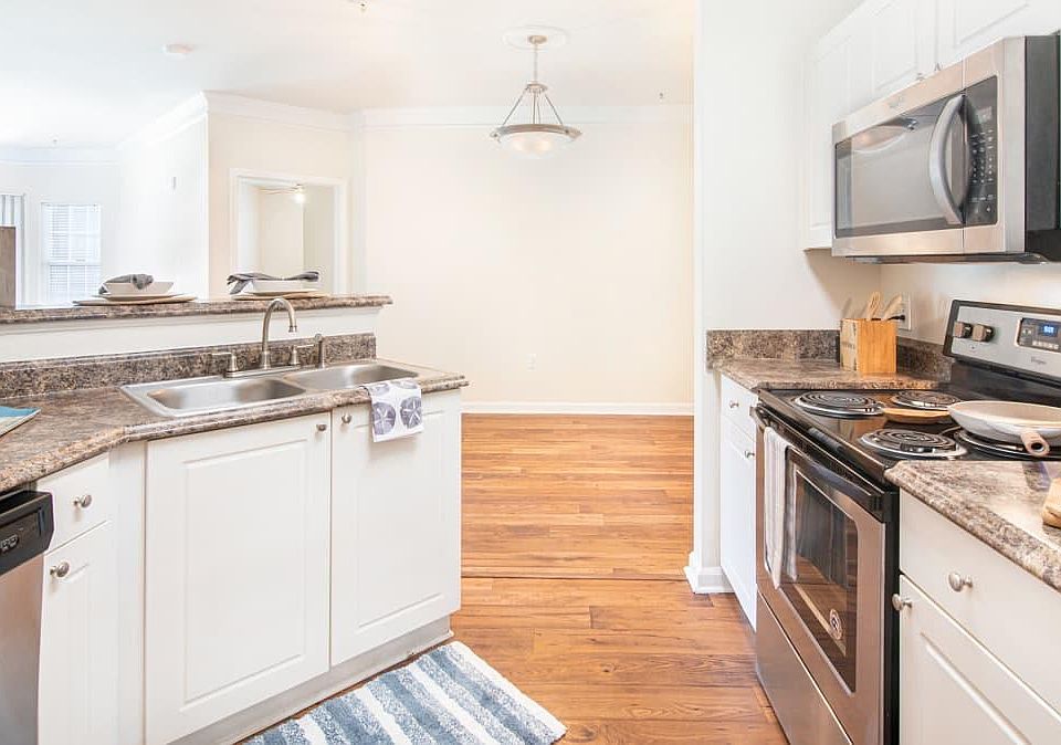 2nd image of 901 Trafford Ln