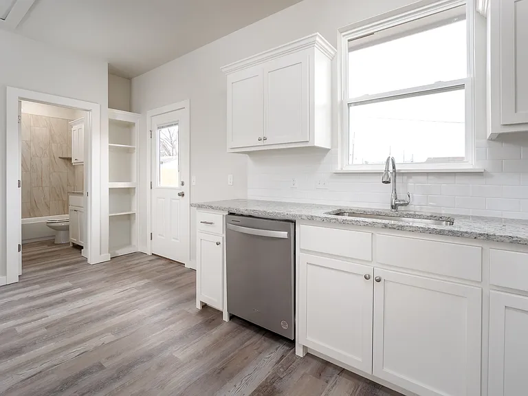 1105 Coffey Dr — Photo 3