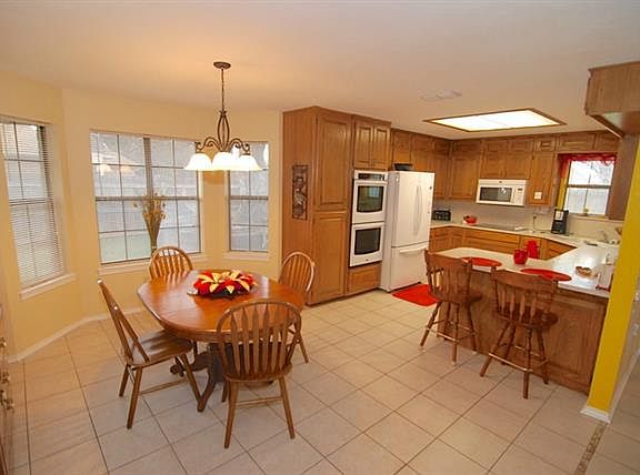 4th image of 1111 Red Bird Ln