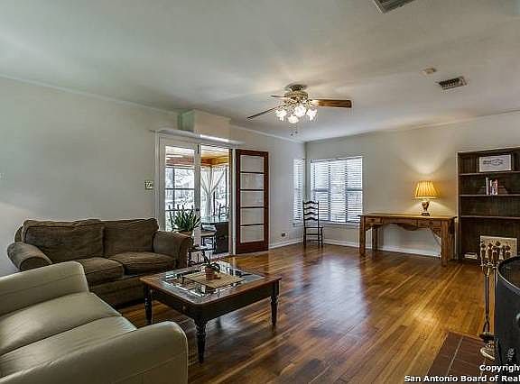 5th image of 127 Oakleaf Dr