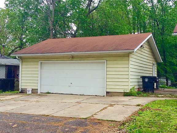 3rd image of 226 N Hawkins Ave