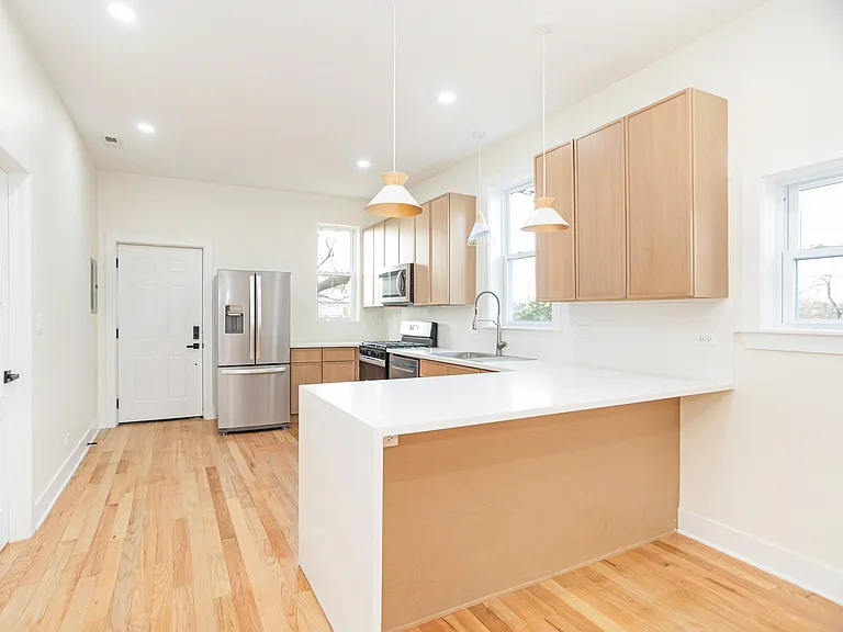416 N Troy St #1 — Photo 8