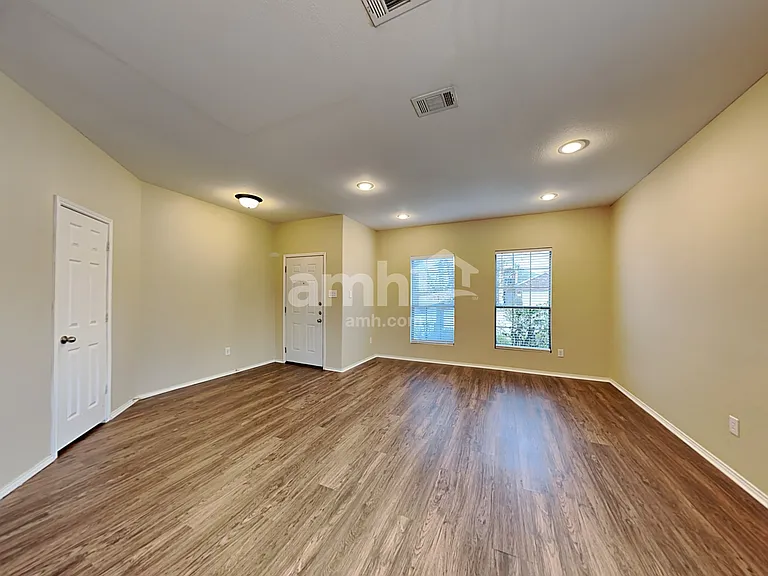 1100 Oakbrook St — Photo 6