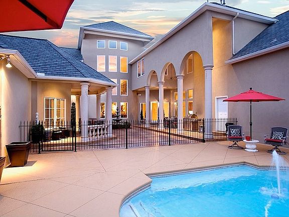 Entertain in style with your private Tuscan crtyard complete with pool & bath