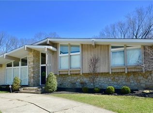 3911 W Valley Dr, Fairview Park, OH 44126