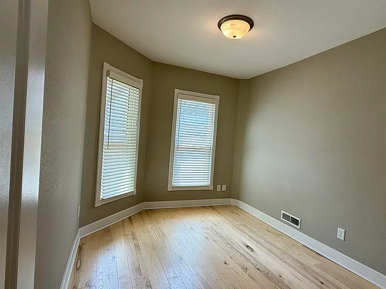 824 E Dayton St — Photo 14