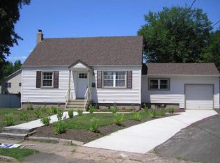 3 Glenwood Dr N, Bergenfield, NJ 07621