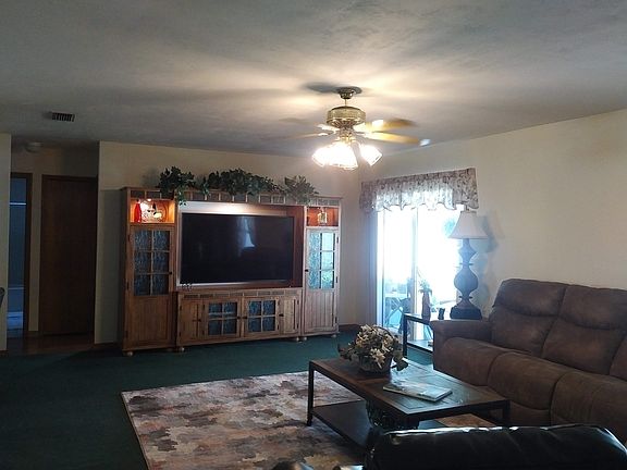 Roomy Living/Family rm