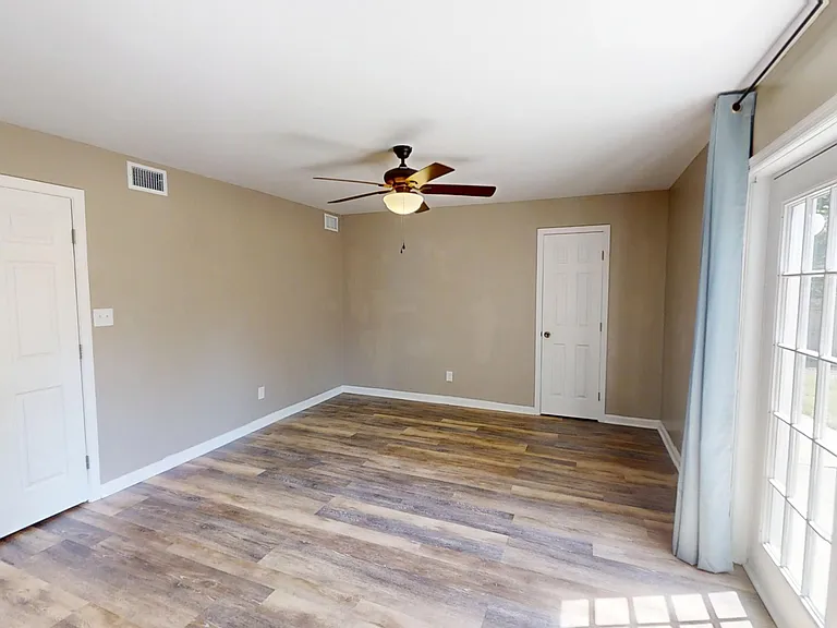 321 Oak Lake Dr — Photo 12