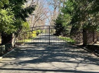 Applegreen Drive, Old Westbury, NY 11568