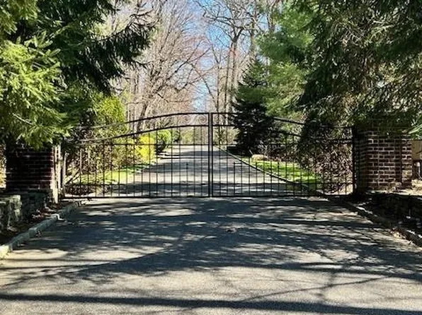 Applegreen Drive, Old Westbury, NY 11568