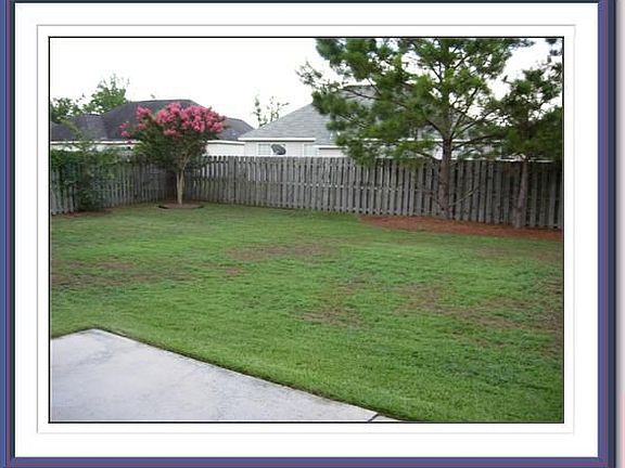 Large, ladscaped backyard w/ patio