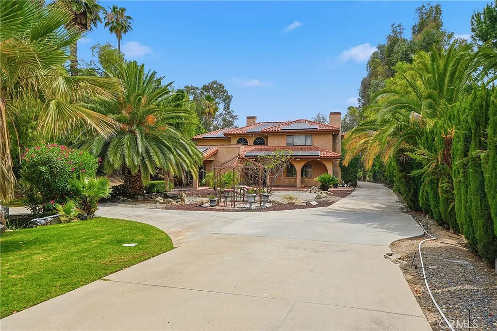 5 bed, 4766 sqft, $6,250 — Photo 1