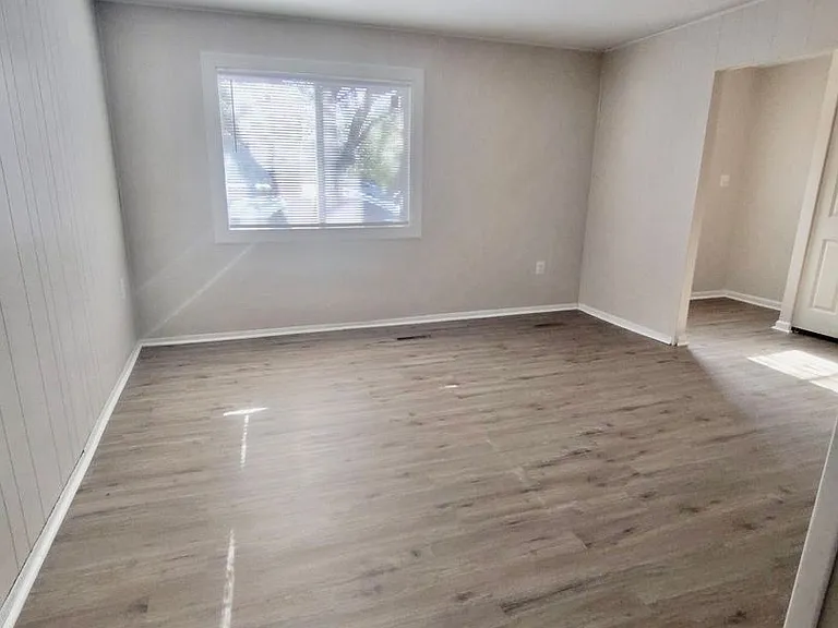 33 Wayside Ct — Photo 2