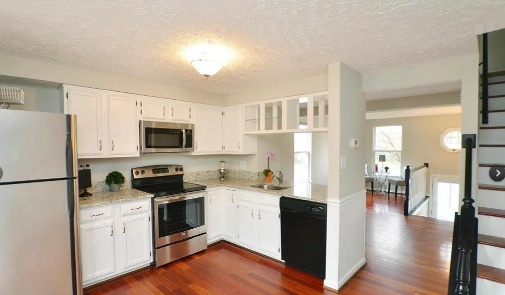 2 bed, 1.5 bath, 915 sqft, $2,600 — Photo 3