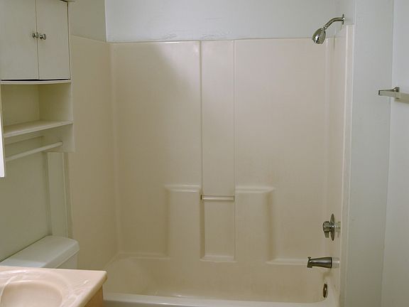 5th image of 298 E Oakland St